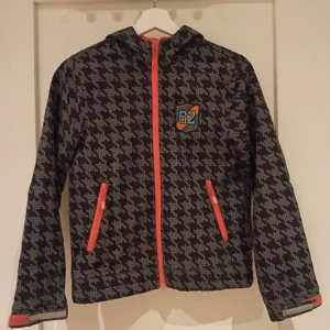 Vårjacka - Varm och vind skyddande jacka i storlek 146/152. Fleece fodrad och perfekt inför våren! 🌟  Jag säljer även en liknande men blommig jacka! 