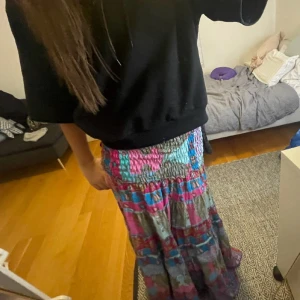 Lång färgglad kjol  - En jätte fin långkjol köpt i en liten butik i Italien, jätte fin till somaren och kan också använda som klänning! 