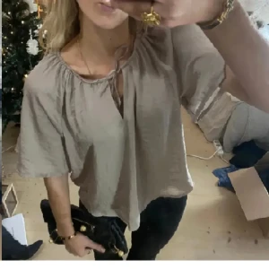 Fin Begie Blus  - Super fin blus med ett väldigt exklusivt utseende.  Materialet är super skönt!