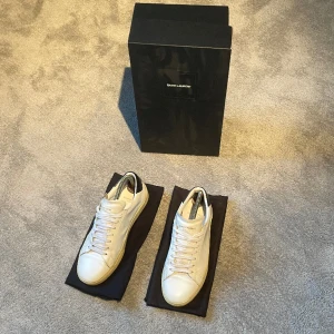 Saint Laurent skor  - Säljer dessa riktigt snygga saint Laurent skor då dom inte kommer till användning. Skorna är i riktigt bra skick 8,5/10, (inga defekter). Nypris är 7000kr, säljs för 1799kr. Endast dustbag ingår, skriv vid minsta intresse. 