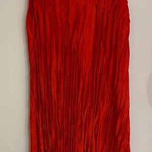 Klänning  - Ny midi klänning, utan tag, aldrig använd pga det är inte min stil. Det passar bra med båda höga klackar men också andra typ av skor. Perfekt för en sommat kväll på restaurangen. 