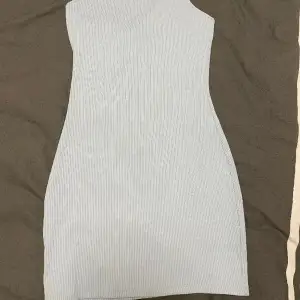 Fin ljusblå klänning som jag säljer eftersom det inte är min stil längre 🫶🏻 Bara fråga om ni vill se fler bilder eller så.