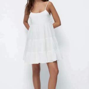 säljer denna populära vita klänningen ifrån zara i storlek S. köpt för två år sedan men är aldrig använd och prislappen är kvar. nypris 399 men säljer för 300!⭐️