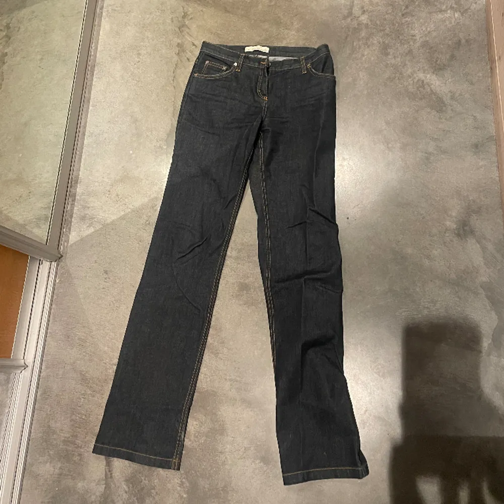 Mörkblå jeans som jag köpte second hand i London. Ni ser på sista bilden vilket märke det är. Hittar dock inte vilken storlek men skulle säga ungefär 26 kanske. De passar i längden på mig som är 176cm, men är för små i midjan. Jeans & Byxor.
