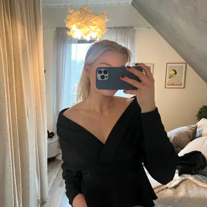 Nelly blus  - Jättefin blus från Nelly! Fin volang nertill och går att ha hur man vill vid anklarna! Aldrig använd🖤 