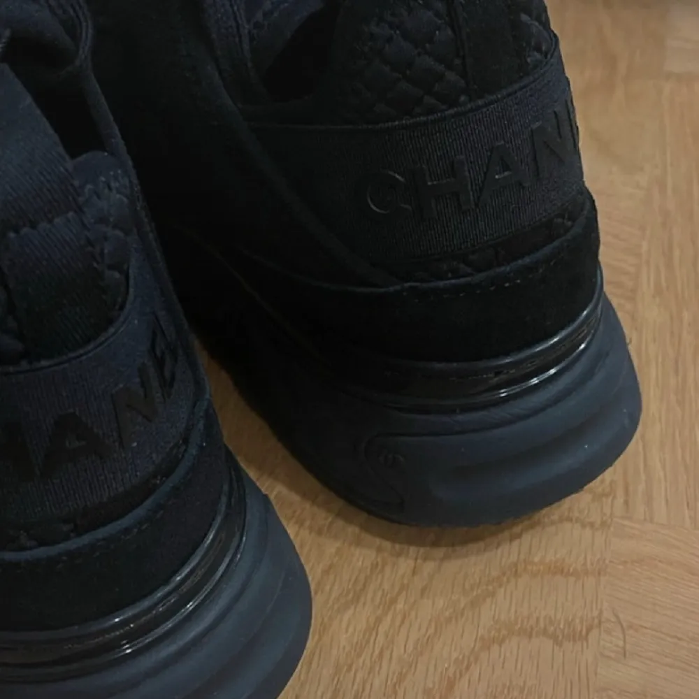Svarta Chanel sneakers utan kartong och dustbag Storlek 40 Köptes pa vestiare förra aret Använda inomhus för att testa storlek. Skor.