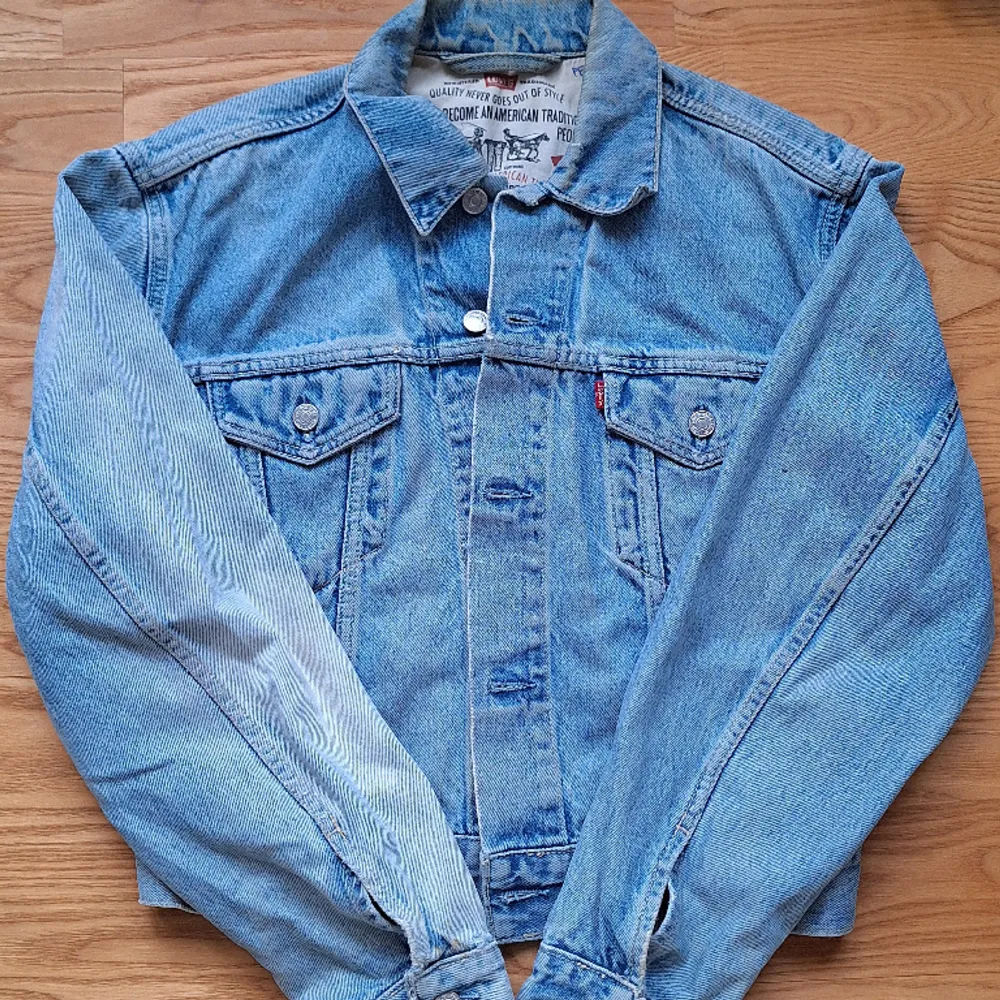 Supercool vintage jeansjacka från Levi's🙏💞 Superbekväm och skön🫶 Den är retro från 90-talet och har därför lite slitningar längst ner i ärmarna (se sista bilden)🙏 Annars inga större defekter💞🥳🔥. Jackor.