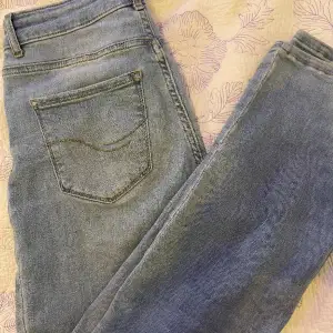 Vero Moda jeans i storlek 29/30. Original pris är 499kr. Lite slitna lägst ner men inget man tänker på💗midja: 78 cm