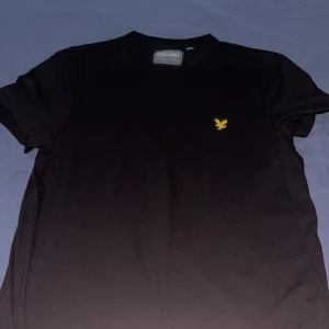 Lyle and scott tshirt - Köpt i höstas men kommer aldrig till användning, har bara använt den 1 gång. 