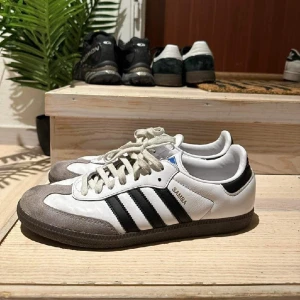 Adidas Samba - Adidas Samba. Skick 6,5/10. Storlek 44. Säljer då de ej kommer till användning :)