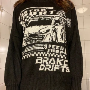 Tjocktröja - Så mysig och så cool tjocktröja! Ganska nopprig men inget som märks alltför mycket. Passar mig som är 171 jättebra! Ganska ballongiga armar och skönt stickat material.