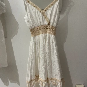 Vit klänning  - Jätte fin klänning från  Italien i storlek Xs. Köpte för 700kr och säljer gör 300kr💕