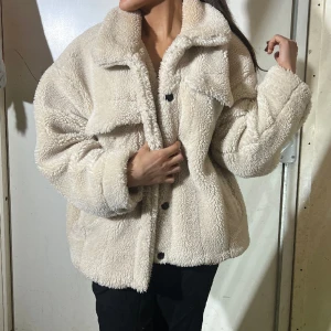 Teddy jacka  - Teddy jacka från Pull and bear. använd men i mycket fint skick.