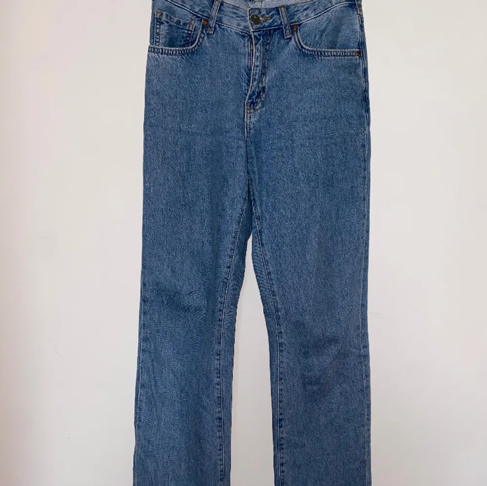 Blå långa jeans från Bik Bok i storlek 27 i midjan och 34 i längden. Är lite för långa på mig som är 174 cm. Använd ett fåtal gånger så inga tecken på slitage. Skriv för fler bilder!. Jeans & Byxor.