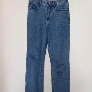 Blå långa jeans från Bik Bok i storlek 27 i midjan och 34 i längden. Är lite för långa på mig som är 174 cm. Använd ett fåtal gånger så inga tecken på slitage. Skriv för fler bilder!