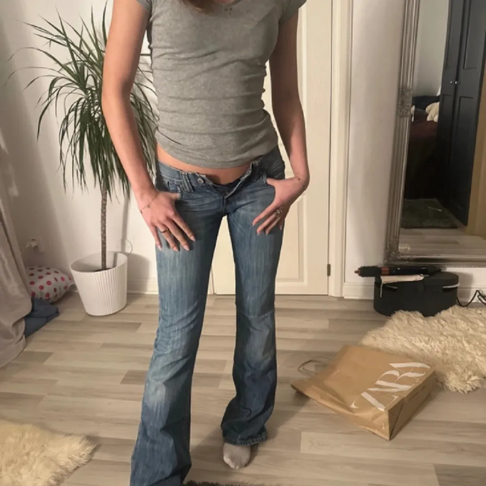 Inte mina bilder! Jätte fina men säljer pga för små! Köpta för 900! Skriv för mer info 💕 jag är även öppen med byten!. Jeans & Byxor.