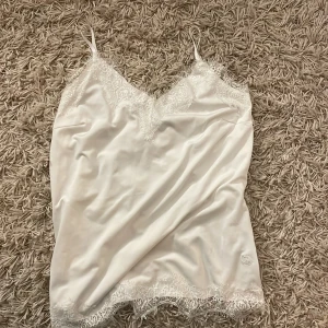 Snyggt linne - super vacker och skönt linne jag beställde hem, men som jag bestämde att sälja på grund utav att jag hitta ett snyggare! Super mjukt o skönt material som skulle vara super skönt att sova i💞  Nypris: 200