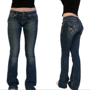 Miss me jeans - Snygga lågmidjade bootcut miss me jeans i fint skick utan fläckar, obs: ena bälteremm grejen är av! Men den går att laga enkelt, midjemåttet tvärs över är 38cm och Innerbenslängden är 80