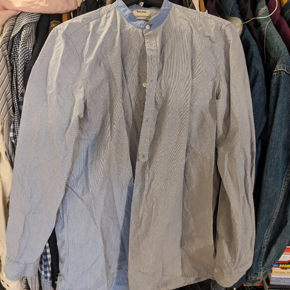 Acne pop classics skjorta storlek 50 skick 9/10 lite mini slitage från att den är använd bara men inget märkbart, Hojta för mer bilder eller info. Skjortor.