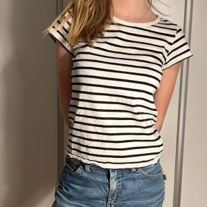 Ganni t-shirt  - Randig ganni t-shirt. Storlek L, uppskattas mer som S/M (modellen har vanligtvis storlek S)