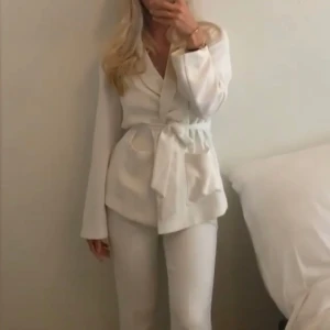 Vit blazer med knytning i midjan - Säljer min vita blazer från NAKD X AFJ🤍 helt slutsåld vara, finns en liten fläck på tröjan. 