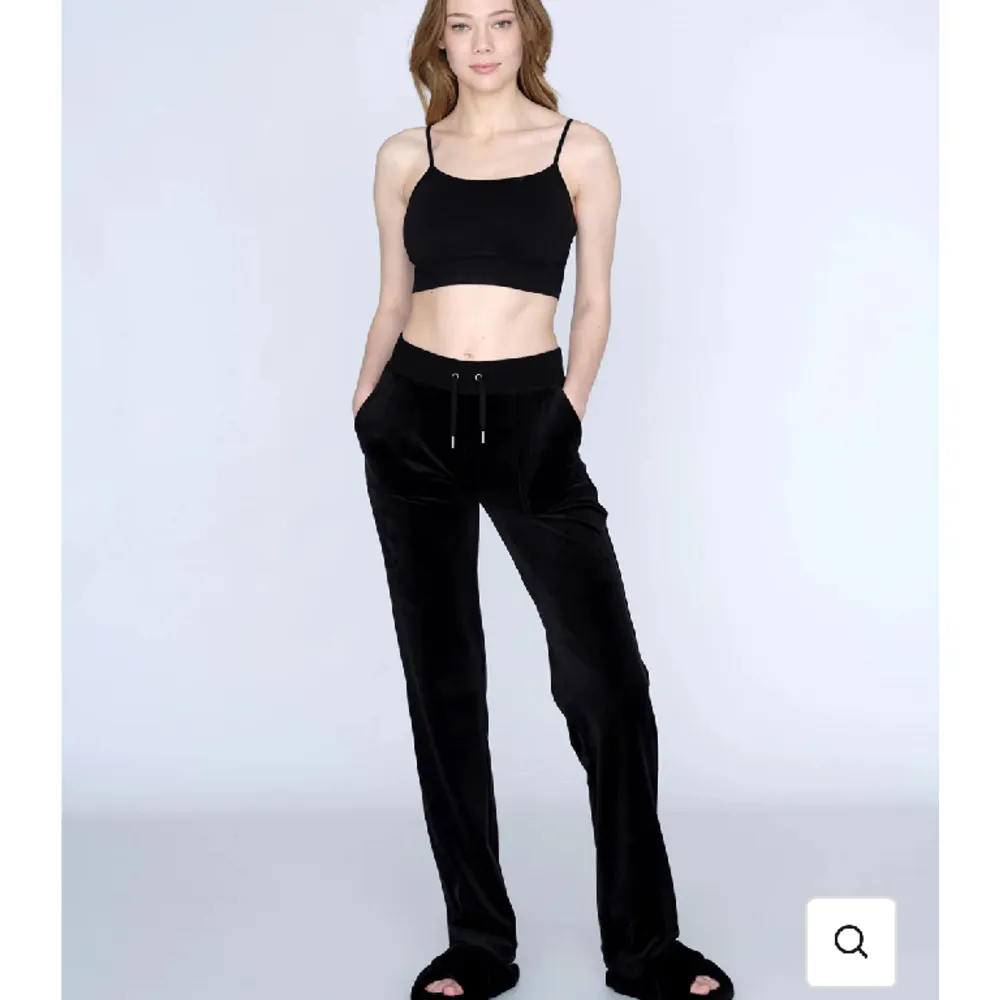 Söker ett par svart eller mörkblåa juicy byxor för helst 200 kan tänka mig betala upp till 300kr. Kontakta om du har några💗. Jeans & Byxor.