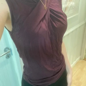 Vinröd topp - En så söt vinröd topp från flash woman city som inte kommer till användning längre. Strl S men passar även M. Skicket är som nytt utan några defekter alls