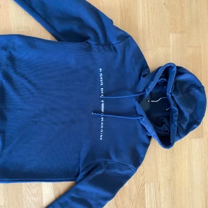 Emporio Armani hoodie   - Emporio Armani hoodie i mörkblå / navy. Passar personer 180-188cm. Storlek M.