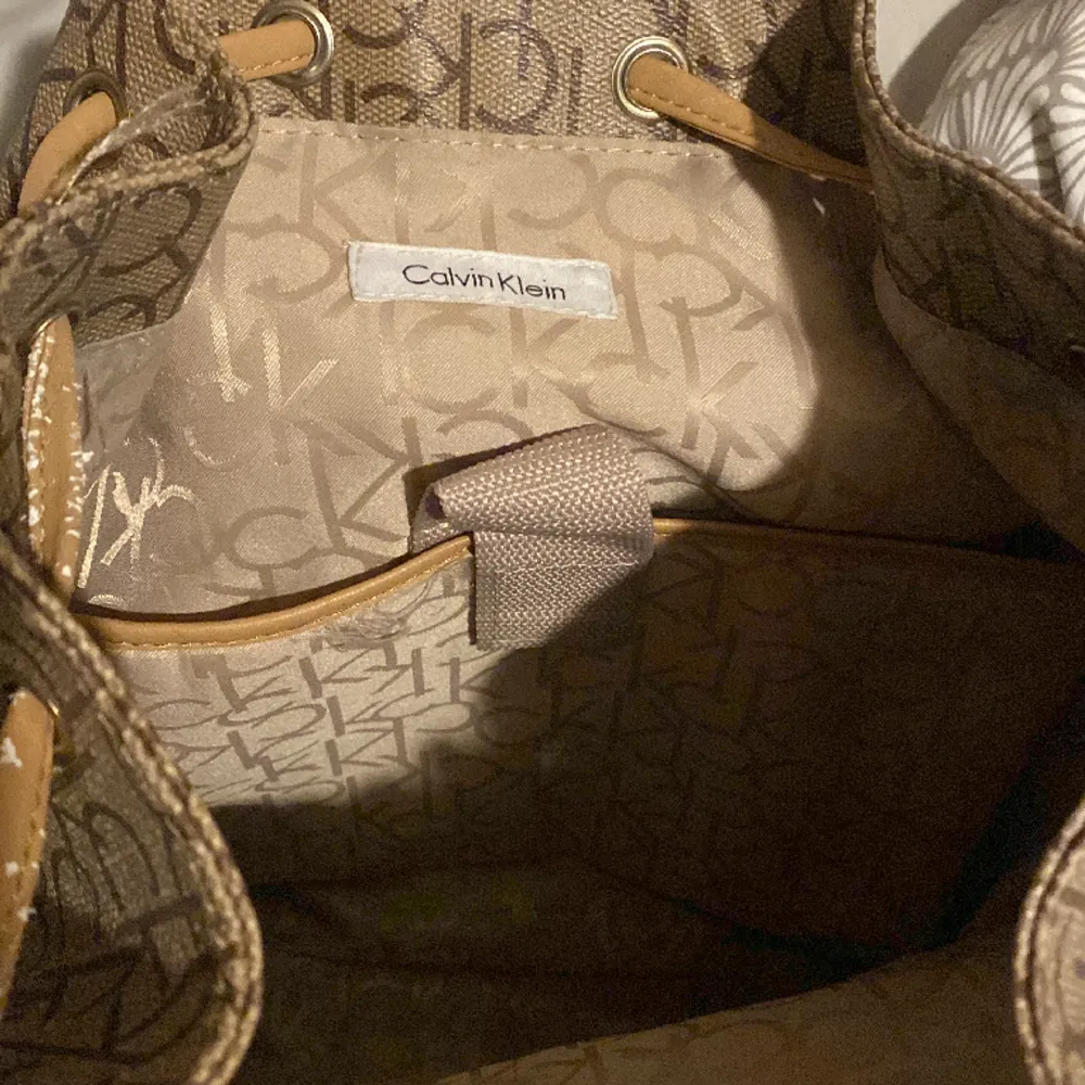Calvin Klein väska med datorfack. Bra skick  men med några slitage (se bild 3) pris 279kr. Pris är går att diskuteras :). Laukut & Käsilaukut.