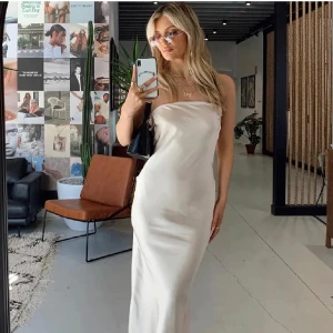 Fin balklänning.  - Säljer jättefin balklänning från princess polly i färgen Champange. Helt oanvänd med prislapp kvar och köpt här på plick. Säljer pga köpt en annan!