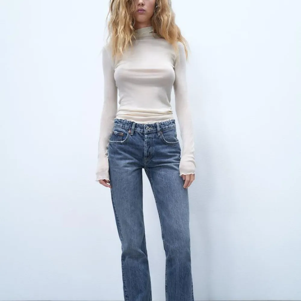 Säljer dessa blå Zara straight midwaist jeans. . Jeans & Byxor.