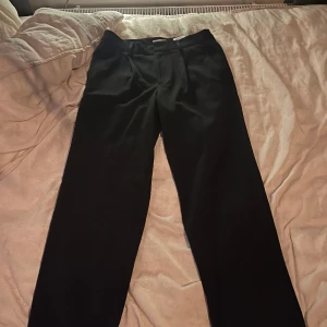 Kostym byxor  - Snygga kostymbyxor loose fit, perfekta inför våren och sommaren dom är nästan som helt nya andvända 3 gånger så i riktigt bra skick  Säljer för dom inte är min storlek längre