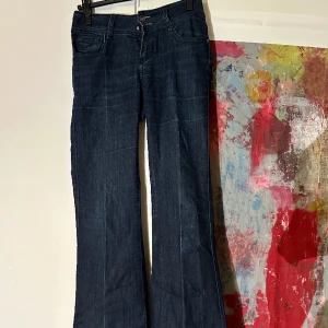 Lågmidajde jeans  - Utsvängda lågmidjade jeans 