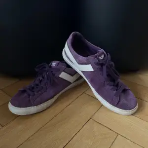 Lila sneakers från Pony. Bra skick! Nypris ca 1400kr