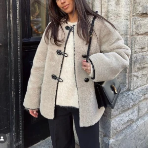 Beige Jacka - Säljer nu denna fina fina jacka från Mango, köpt i höstas, då den inte längre kommer till användning!  Skicket är som ny🥰