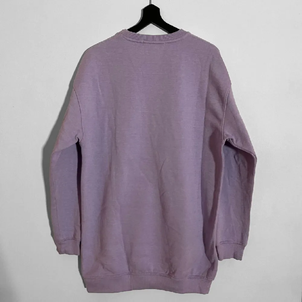 Märke: Daisy Street Typ: Sweaterklänning eller lång sweatshirt med broderat tryck Färg: Lila Strl: 38/(36) Skick/Övrigt: Nyskick. Aldrig använd.. Hoodies.