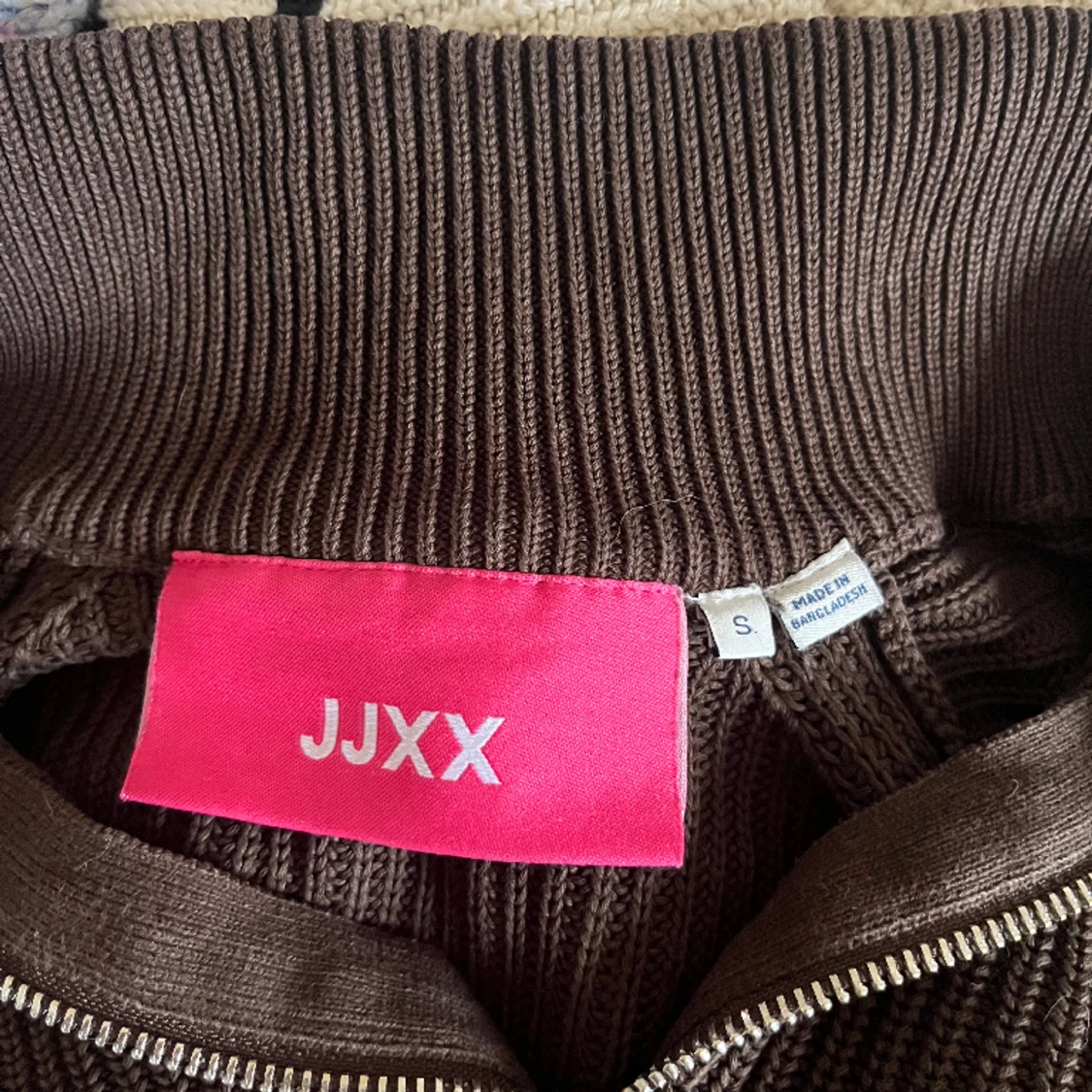 Brun stickad tröja  - 91