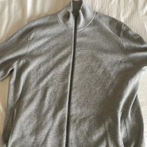 Massimo Dutti Zip - Super bra skick 9/10. Trendig ziptröja utan luva. Från massimodutti🤛🏽
