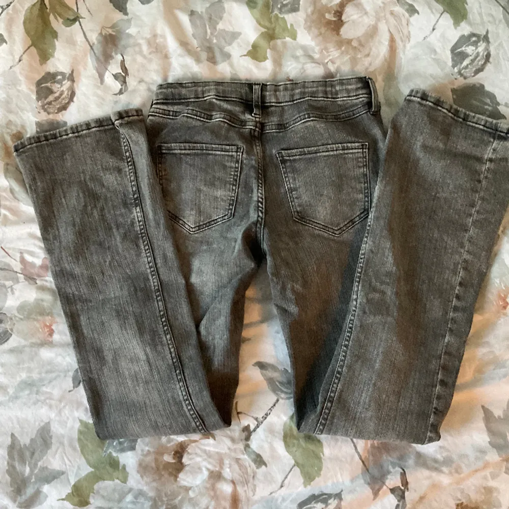 Gråa hm jeans från deras barnavdelning, inga skador eller liknande och säljer då dem inte kommer till andvändning. Storlek 158. . Jeans & Byxor.