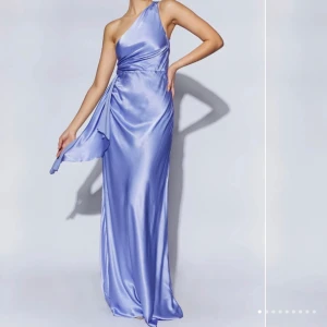 Balklänning  - Balklänning från Meshki. Bara använd en gång. Den är i storlek XS och är normal i storleken. Klänningen har kemtvättats och är som ny. Nypris på klänningen var 1400kr.