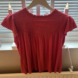 Blus från Monki - Super söt blus från monki, använt endast två gånger, säljer då den inte passar längre💕💕
