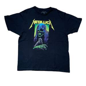 Metallica t-shirt i strl L, bra skick Hör gärna av er om ni har frågor😊 Har många liknande plagg uppe så kolla in dem också!