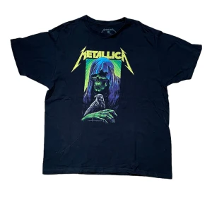 Metallica t-shirt - Metallica t-shirt i strl L, bra skick Hör gärna av er om ni har frågor😊 Har många liknande plagg uppe så kolla in dem också!
