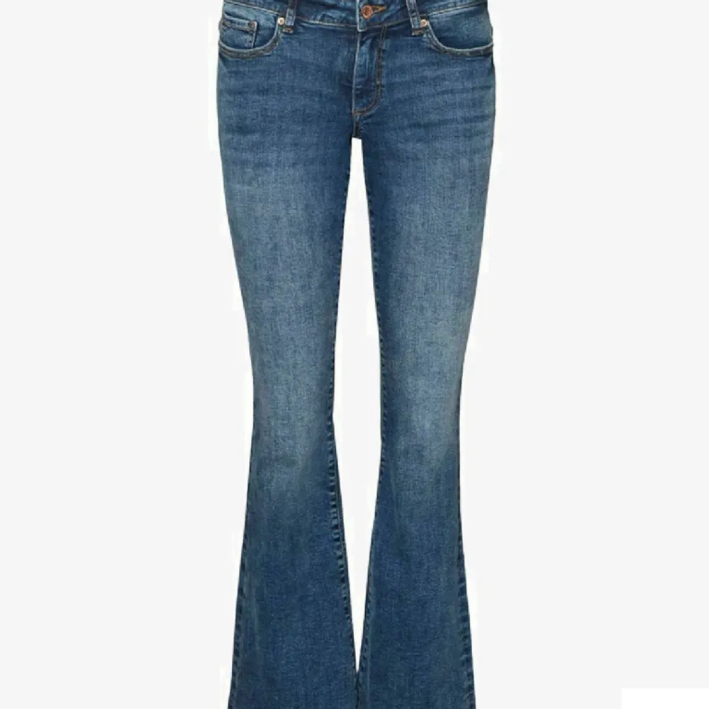 Ett par jeans från vero Moda, knappt använda nästan helt perfekt skick. Jeans & Byxor.