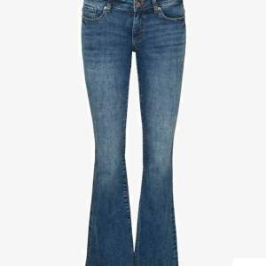 Ett par jeans från vero Moda, knappt använda nästan helt perfekt skick