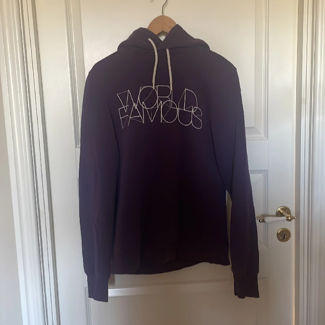 Lila hoodie med tryck 