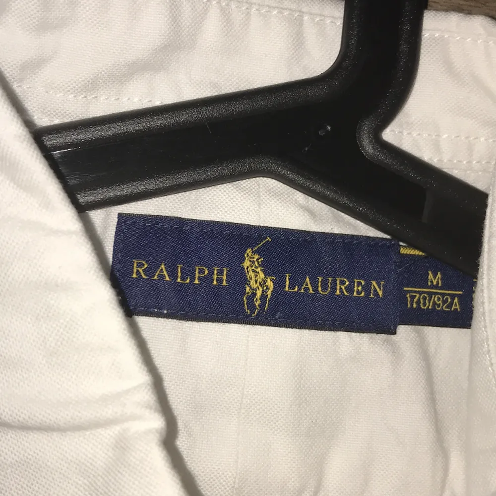 Hej nu säljer jag min Ralph Lauren skjorta då den är för stor. Den är i topp skick och har bara används några gånger. Ej kvitto. Skjortor.
