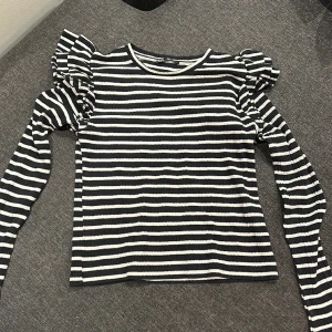 En volang tröja från zara - Säljer en fin tröja från zara i stl S.väl använd så den är inte som ny men inga fläckar eller sånt.