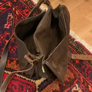 Handväska KNULP - En brun jättesnygg och rymlig Handväska/axelremsväska. Från märket KNULP och nypris är 2 095 kr! Har sänkt priset till 100