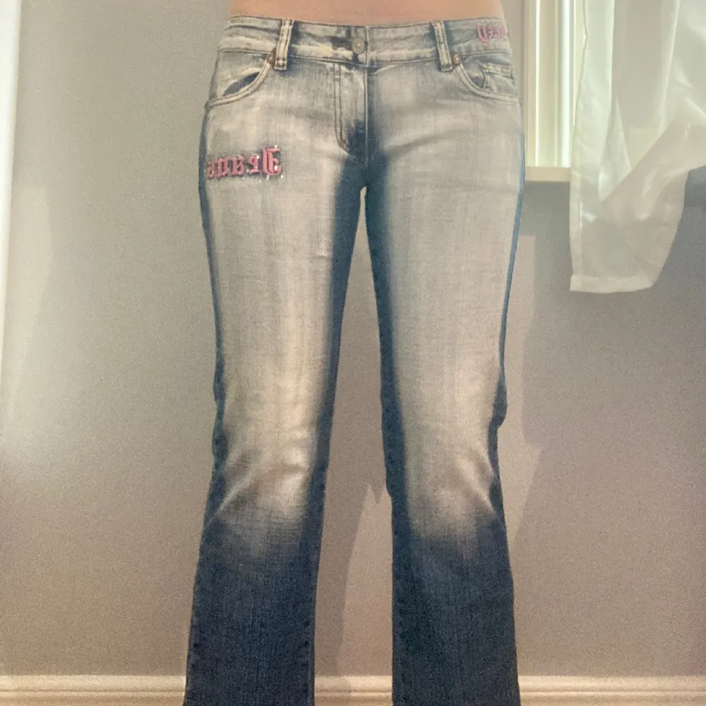 Säljer dessa lågmidjade jeans från miss sexy då de inte riktigt passar 💕 de e oanvända och har lappen kvar på!  . Jeans & Byxor.